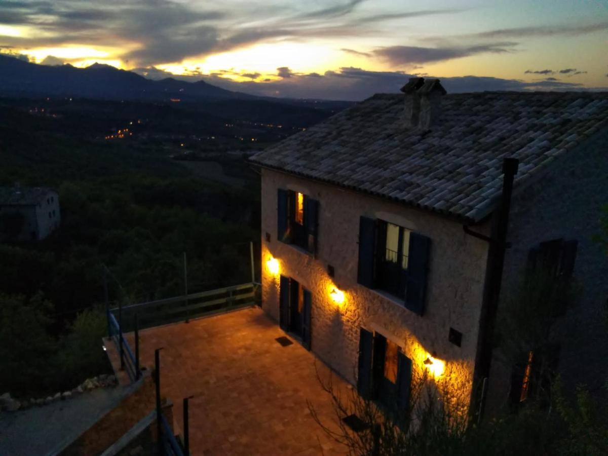 La Casa Dalle Finestre Blu Abbateggio Exterior photo