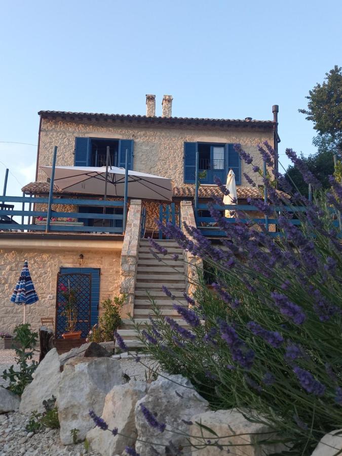 La Casa Dalle Finestre Blu Abbateggio Exterior photo